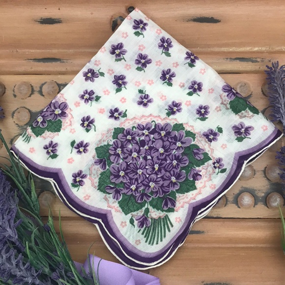 True VTG Scalloped Cottagecore Handkerchief